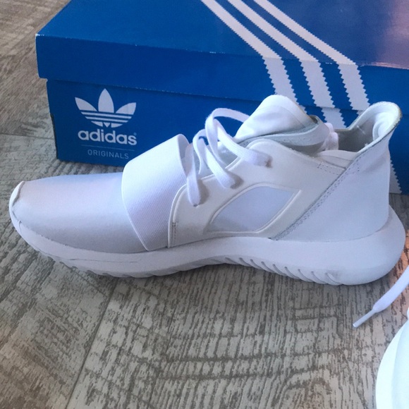 Adidas Boost Style Women’s Sneaker - Picture 4 of 8